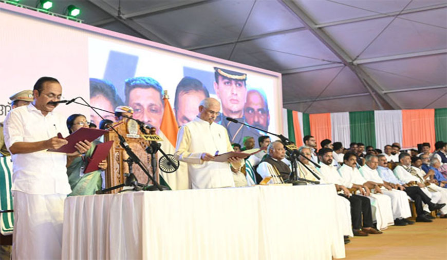 கேரள முதல்வராக வி.டி. சதீசன் பதவியேற்றார் யுடிஎப் அரசில் 20 அமைச்சர்களும் பதவியேற்பு