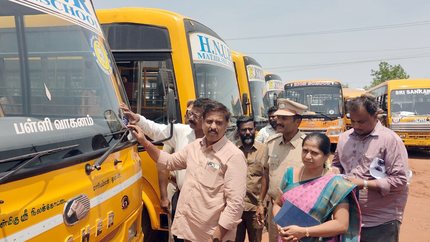 வத்தலக்குண்டுவில் பள்ளி வாகனங்களை வட்டார போக்குவரத்து அலுவலர் ஆய்வு