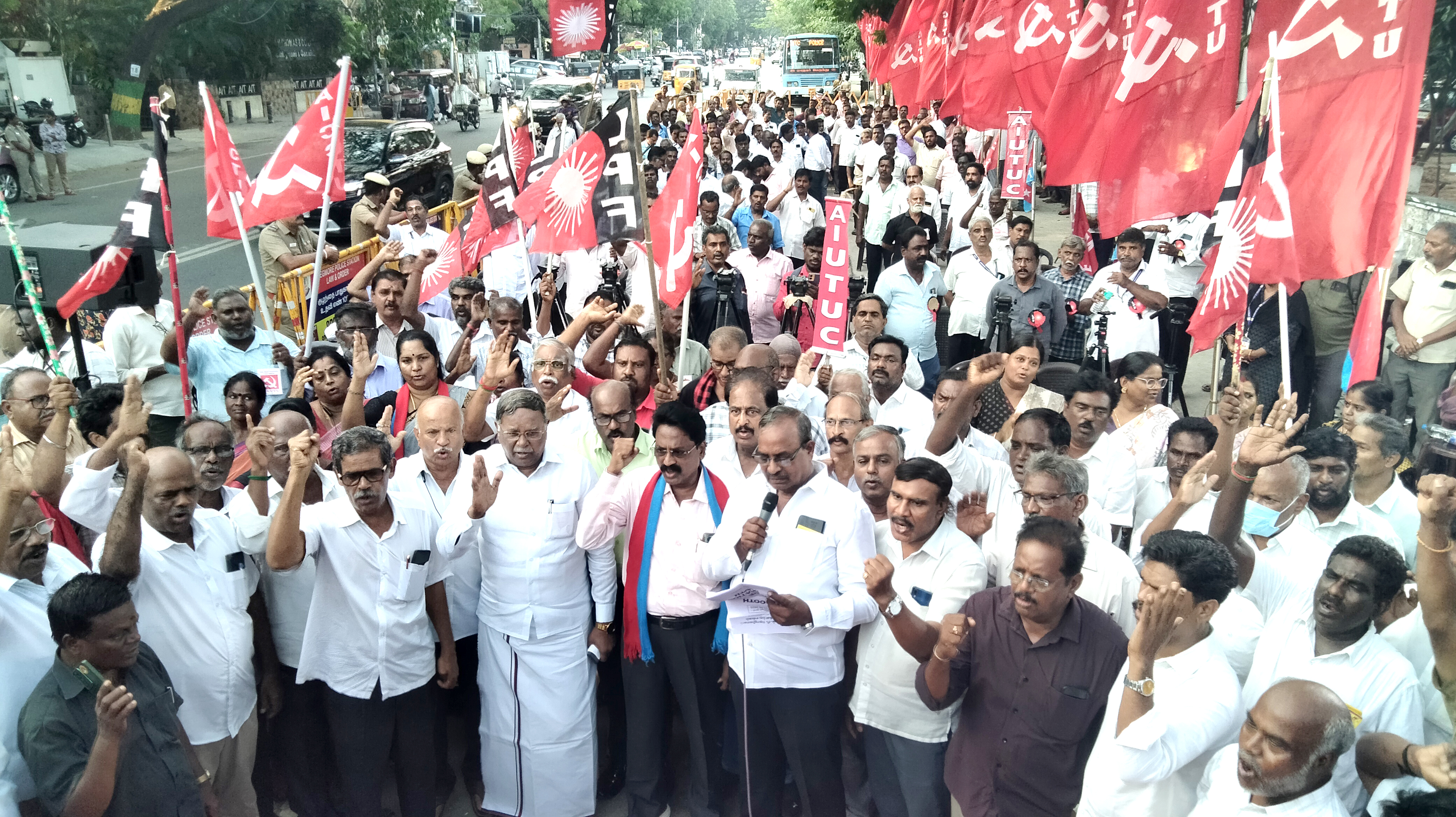 பொருளாதார அவசர நிலையை நோக்கி நாட்டை தள்ளிய மோடி அரசு அனைத்துத் தொழிற்சங்க ஆர்ப்பாட்டத்தில் தலைவர்கள் சாடல்!