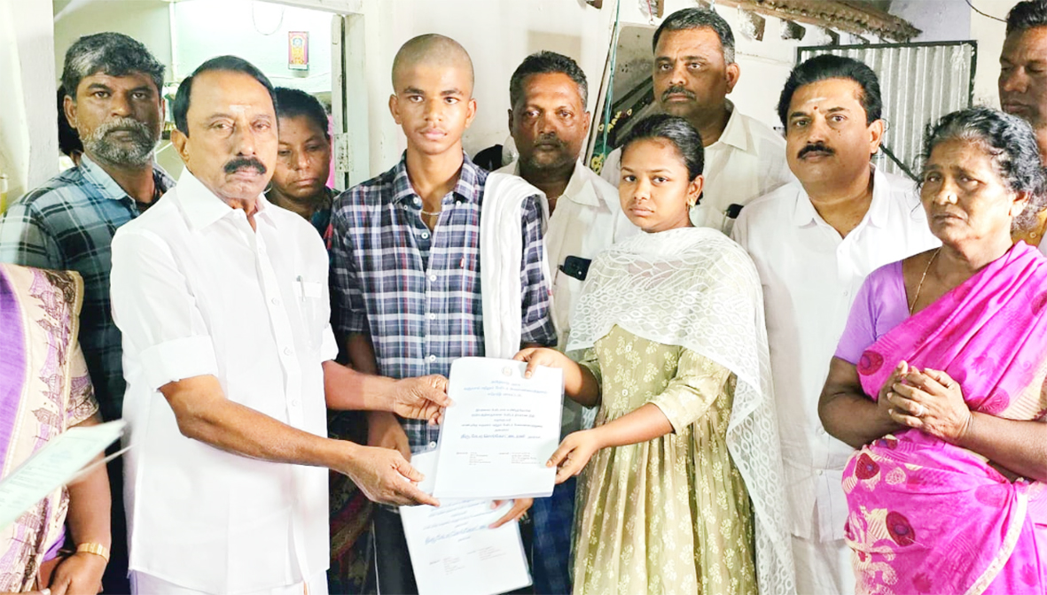 மின்னல் தாக்கி உயிரிழந்த தம்பதி குடும்பத்திற்கு நிவாரண நிதி வழங்கல்