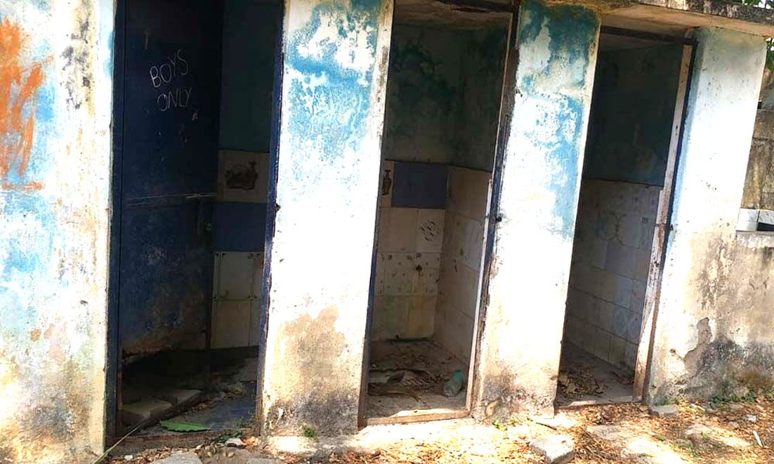 1 லட்சம் பள்ளிகளில் மாணவிகளுக்குக் கழிப்பறை இல்லை; 61,000 பள்ளிகளில் பயன்படுத்த இயலாத கழிப்பறைகள்