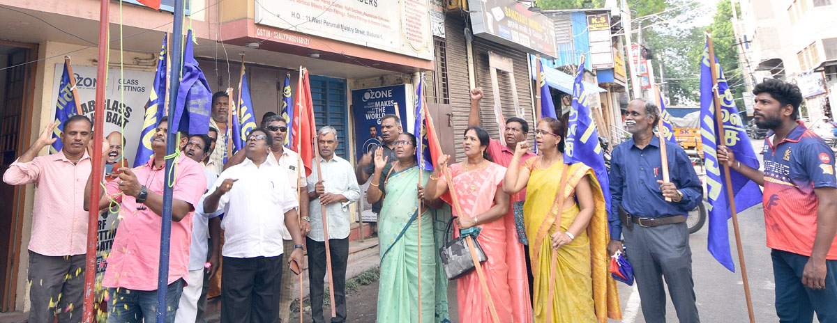 அரசு ஊழியர் சங்க அமைப்பு தினம் மதுரையில் கொடியேற்றி கொண்டாட்டம்