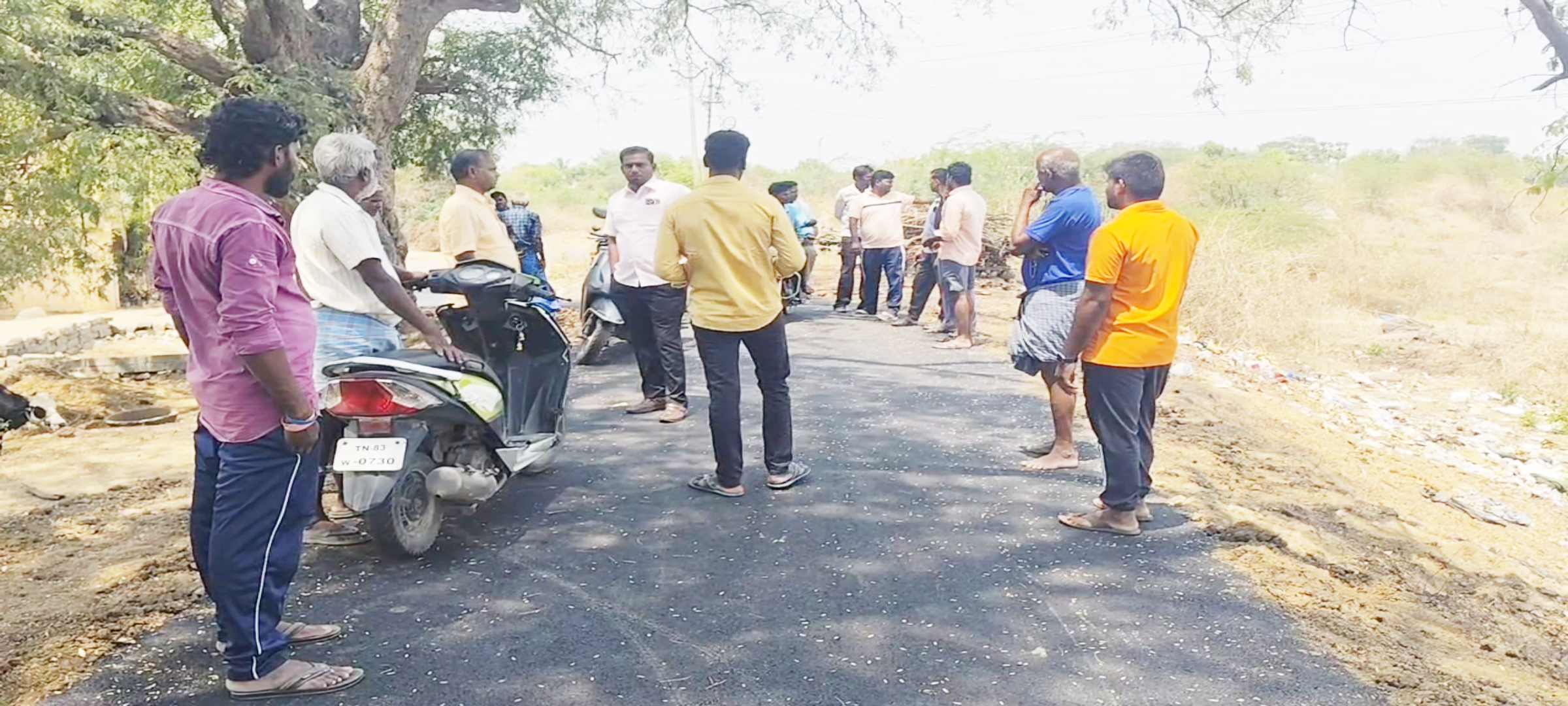 பெரியகரம் பகுதியில் தரமற்ற தார் சாலை பொதுமக்கள் போராட்டம்
