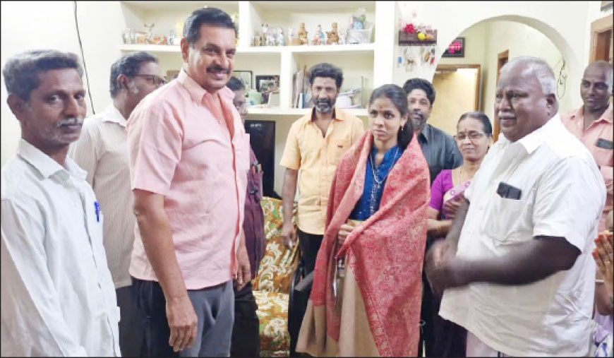 12 ஆம் வகுப்பு பொதுத்தேர்வு: காஞ்சிபுரம் கைத்தறி நெசவாளரின் மகள் பார்வையற்ற மாற்றுத்திறனாளி மாணவி காவியா சாதனை
