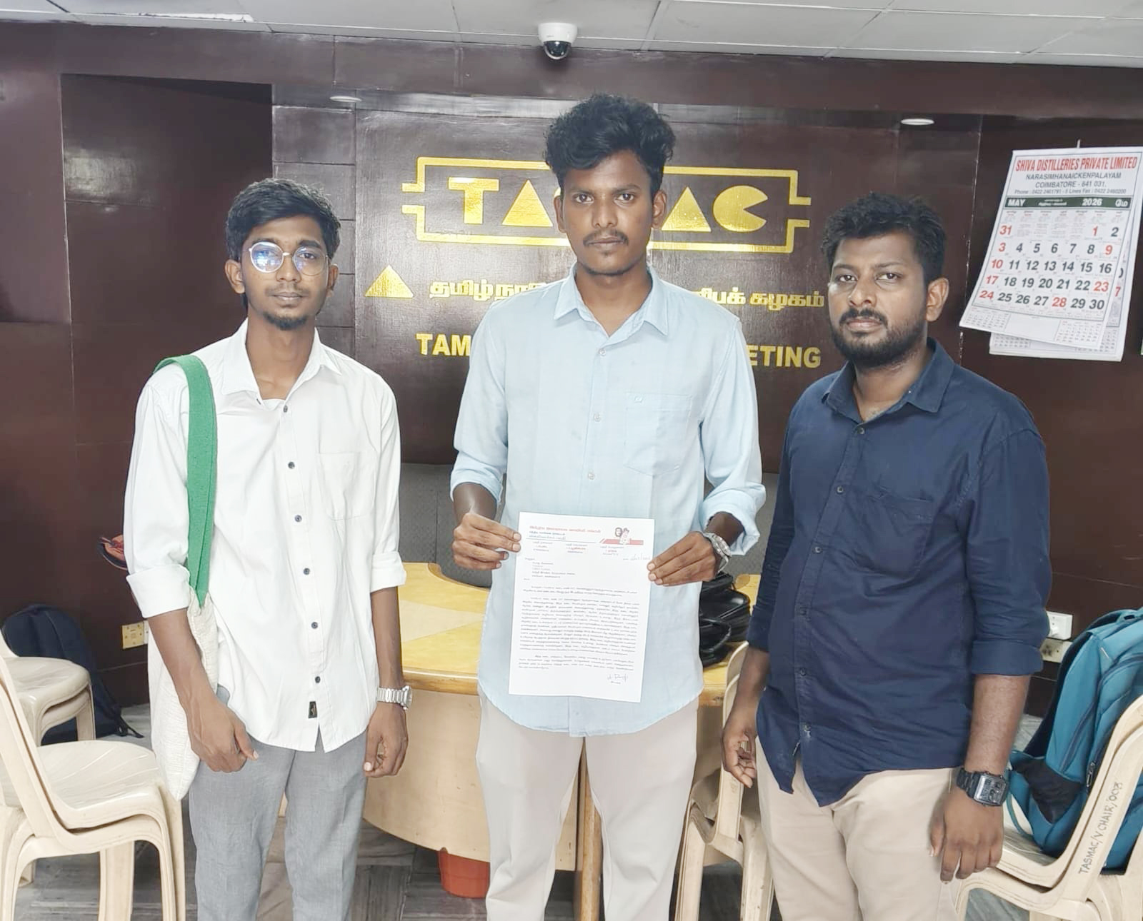 மதுக்கடைகளை அகற்றக் கோரி டாஸ்மாக் பொது மேலாளரிடம் மனு