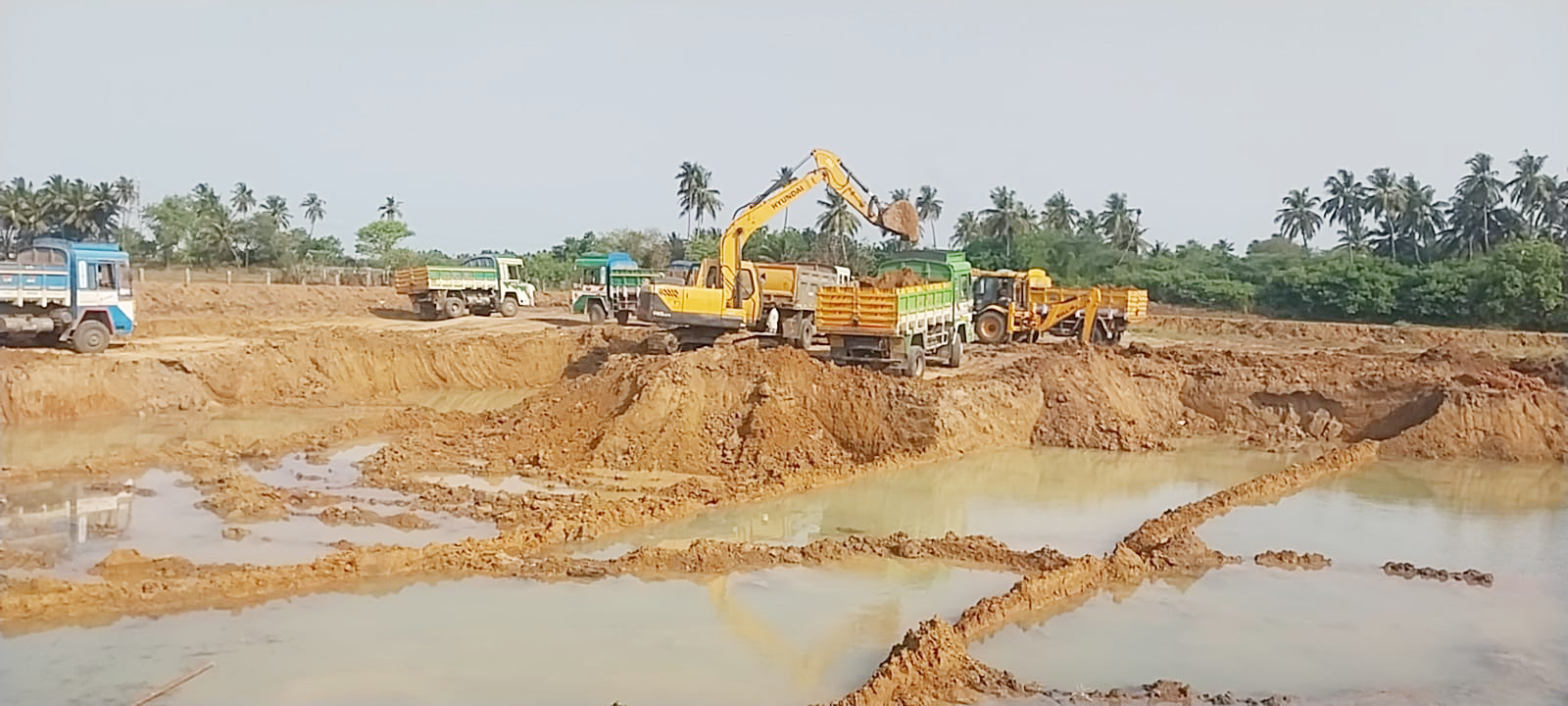 காட்டுமன்னார்கோவில் அருகே அதிர்ச்சி: விவசாயிகள் பெயரில் அரங்கேறும் வண்டல் மண் கொள்ளை!