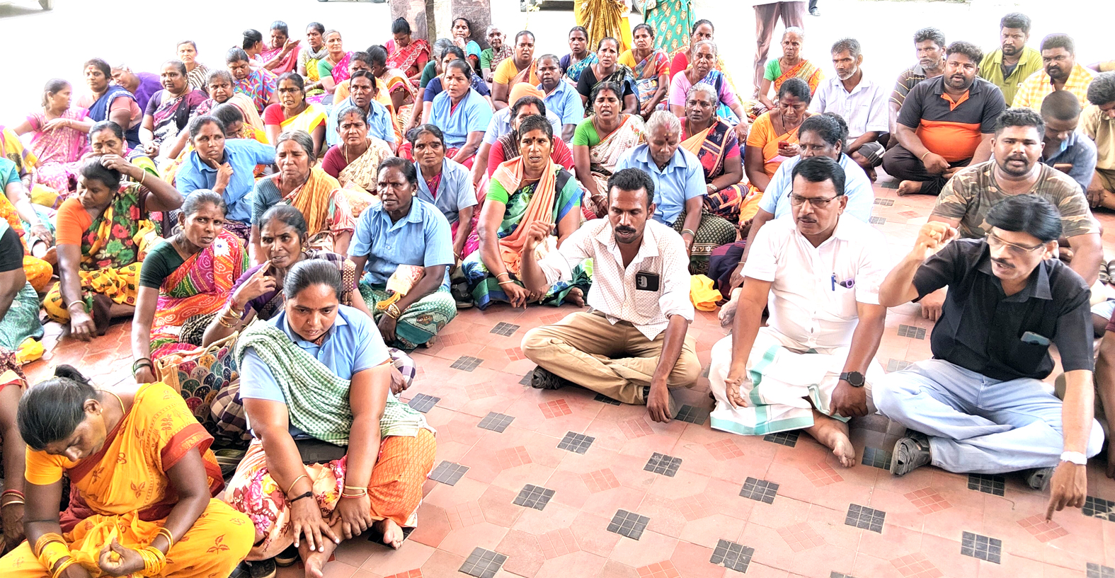 நெல்லை மாநகராட்சியை தூய்மை பணியாளர்கள் முற்றுகை