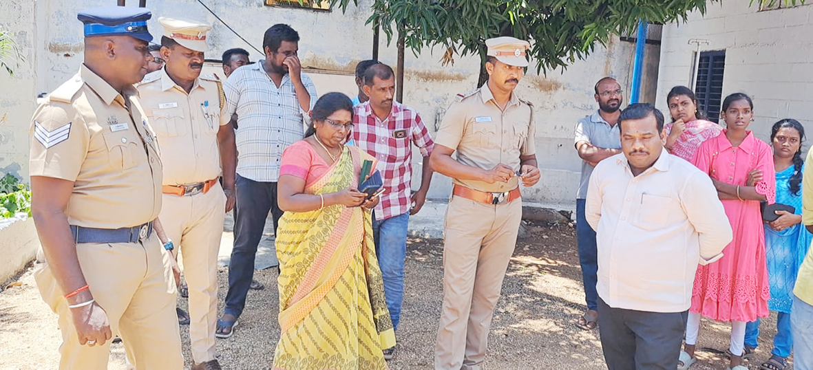 அங்கீகாரம் இல்லாத பள்ளியை காலி செய்ய அதிகாரிகள் நிர்பந்தம்: அதிகாரிகளை முற்றுகையிட்ட பெற்றோர்கள்