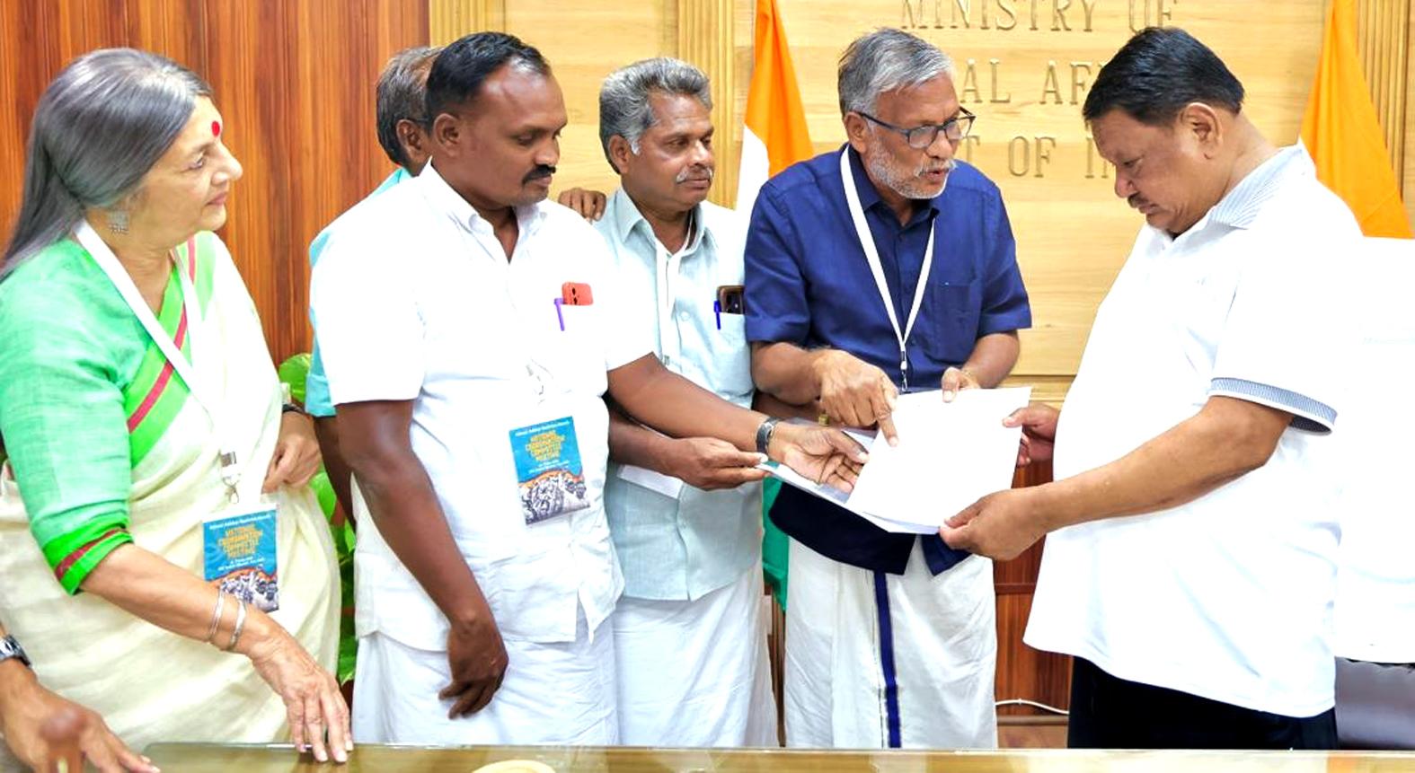 பழங்குடி மக்களின் கோரிக்கைகளை நிறைவேற்றுக!