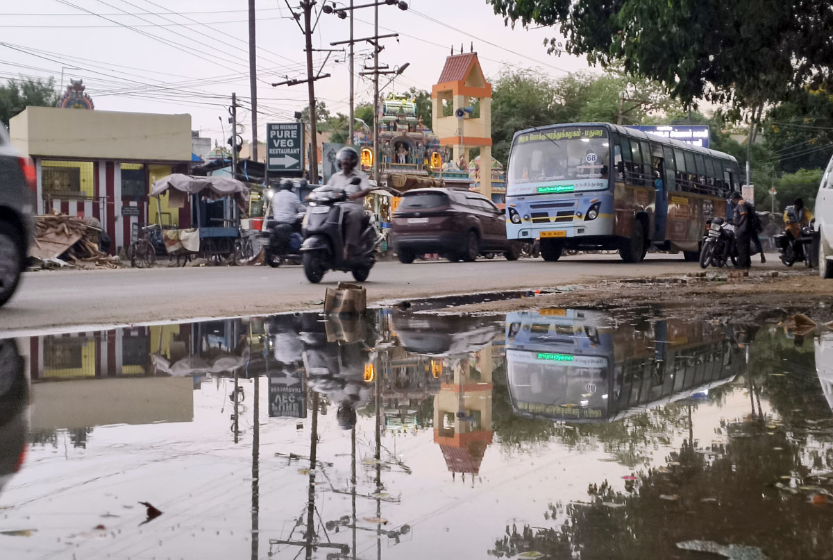 கோச்சடை மெயின் ரோட்டில் தேங்கிக் கிடக்கும் கழிவுநீர் சுகாதார சீர்கேட்டை தடுக்க நடவடிக்கை எடுக்க கோரிக்கை