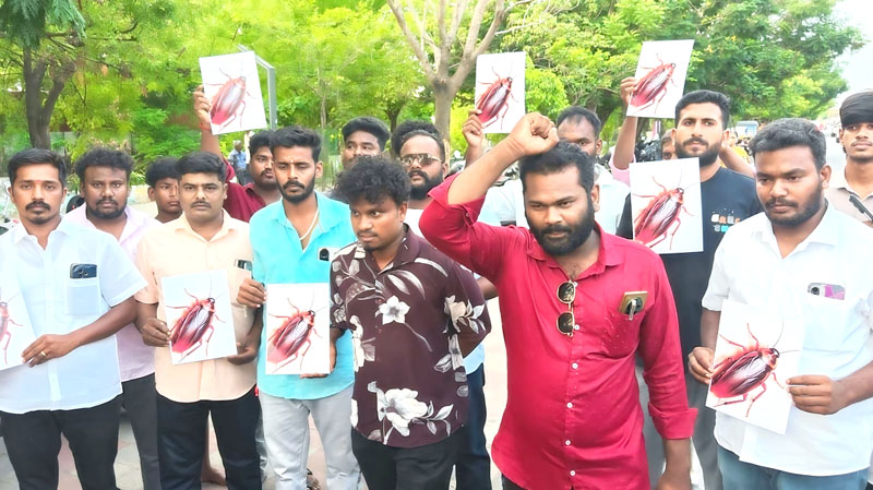 வாலிபர் சங்கத்தினர் ‘கரப்பான் பூச்சி’ பேரணி