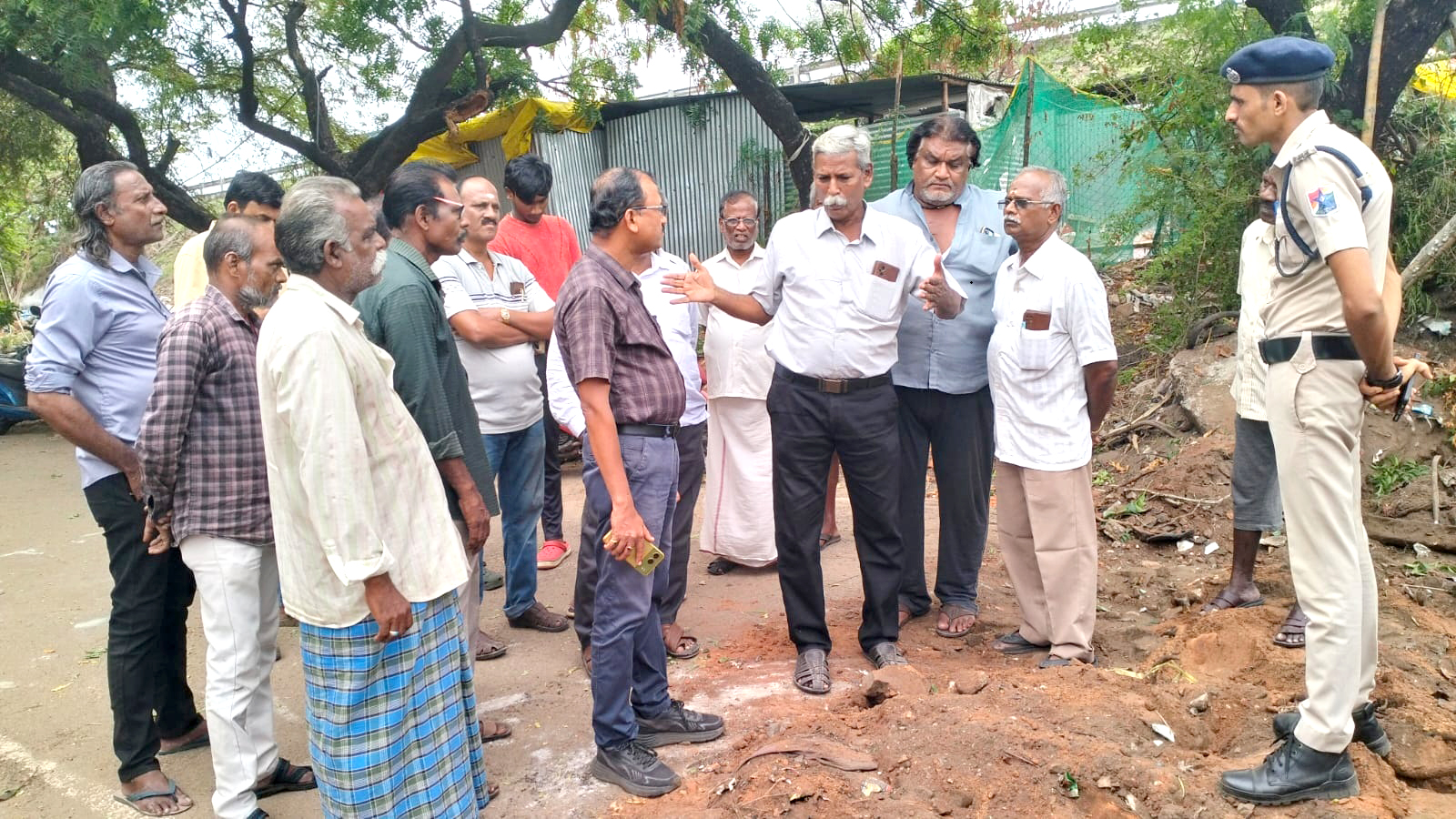 விம்கோ ரயில் நிலையம் செல்லும் வழியை அடைத்த ரயில்வே நிர்வாகம் தடுத்து நிறுத்திய சிபிஎம் கவுன்சிலர்
