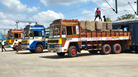 கொல்கத்தாவிலிருந்து தஞ்சைக்கு சரக்கு ரயிலில் வந்த 27.30 லட்சம் சாக்குகள் நுகர்பொருள் வாணிபக் கழக கிடங்குகளுக்கு அனுப்பி வைப்பு
