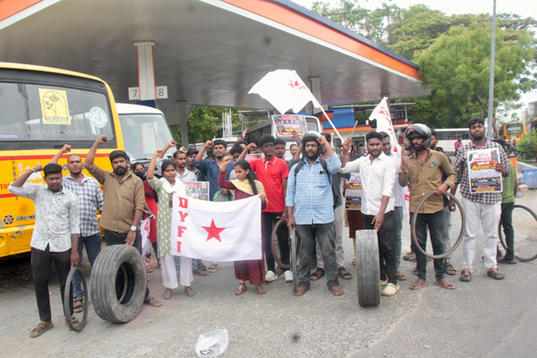 பெட்ரோல், டீசல் விலை உயர்வுக்கு கண்டனம் சாலையில் டயர்களை உருட்டிச்சென்று வாலிபர் சங்கத்தினர் போராட்டம்