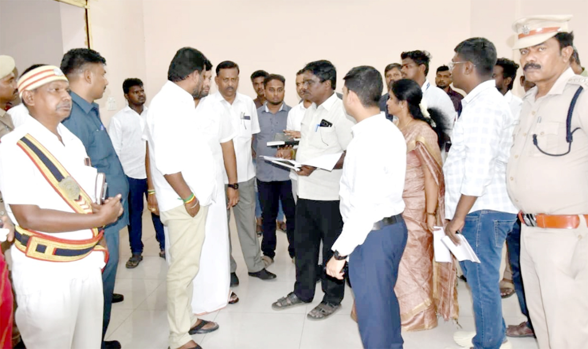 ஈரோடு, காளை மாட்டு சிலை அருகே உள்ள வணிக வளாகத்தில்