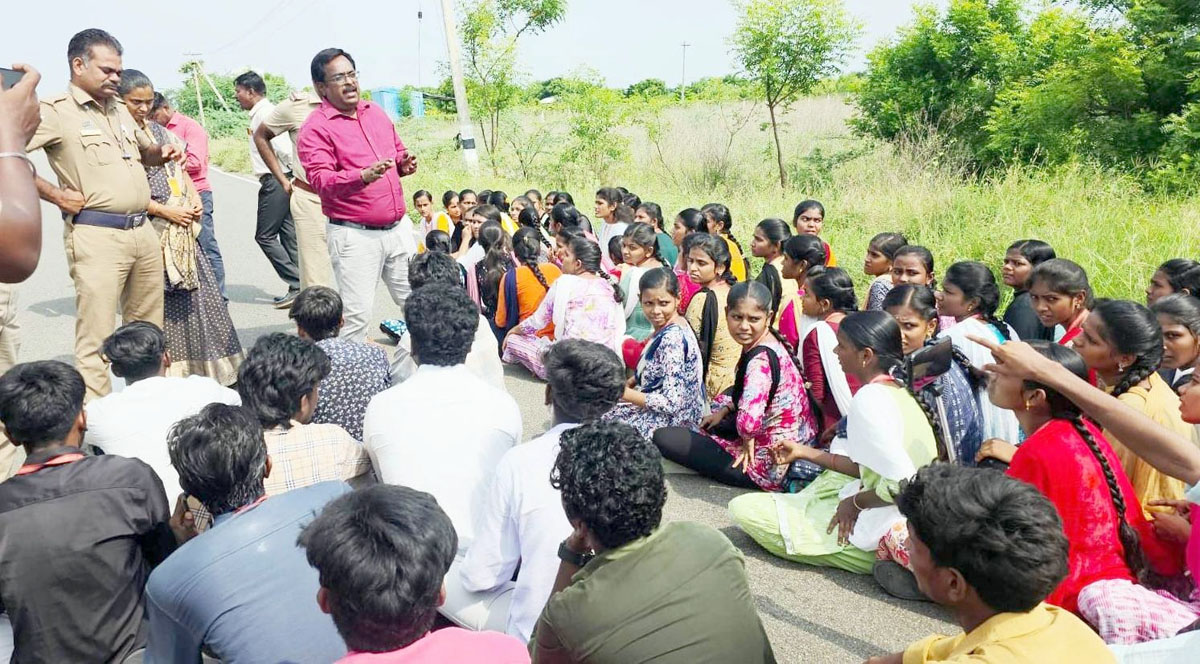 கூடுதல் தேர்வுக் கட்டணம் வசூல்: மாணவர்கள் சாலை மறியல்
