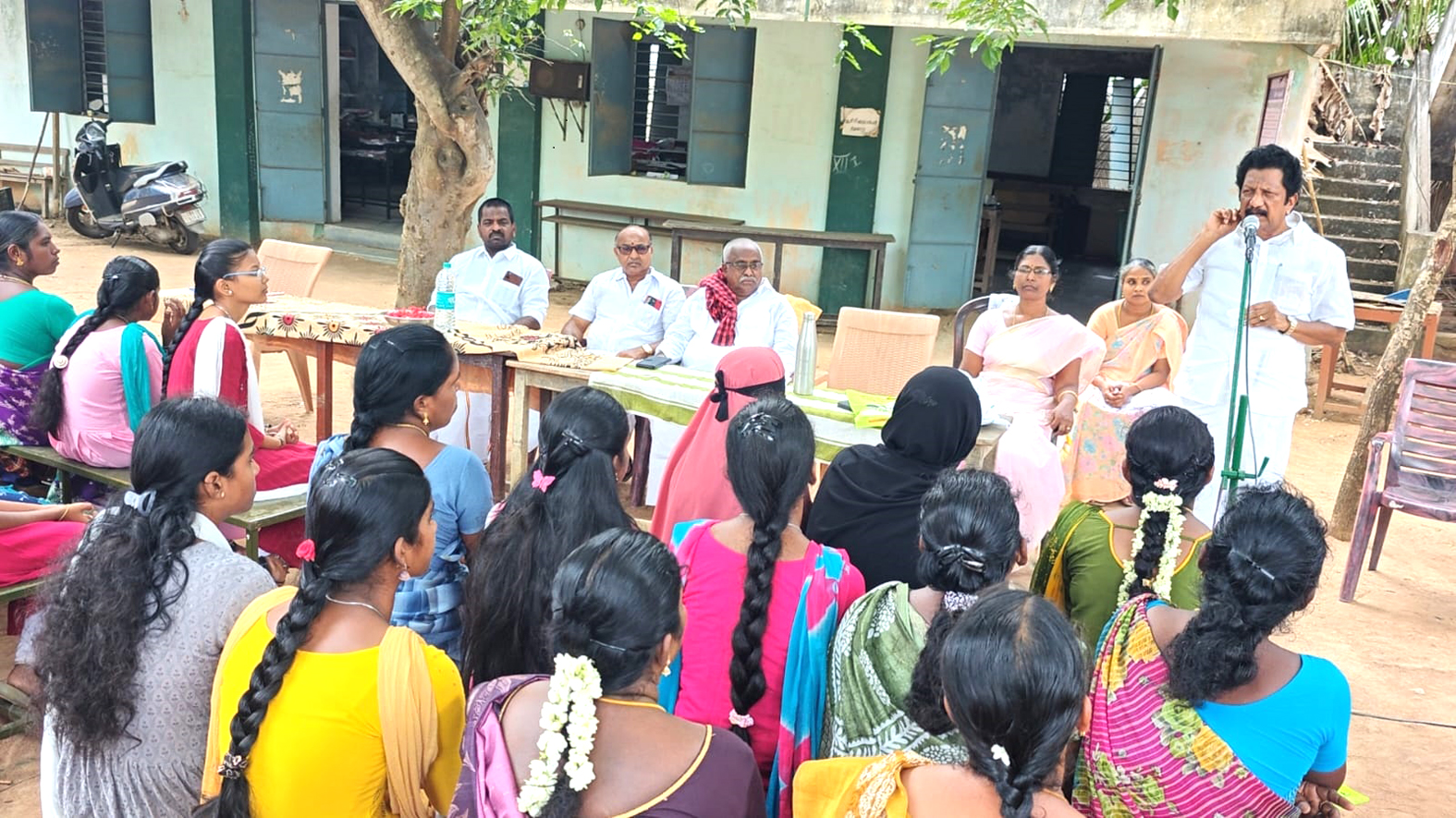 மாணவிகள் ஆசிரியர்களுக்கு கீழ்படிந்து நடக்க வேண்டும்: சட்டமன்ற உறுப்பினர் அறிவுரை
