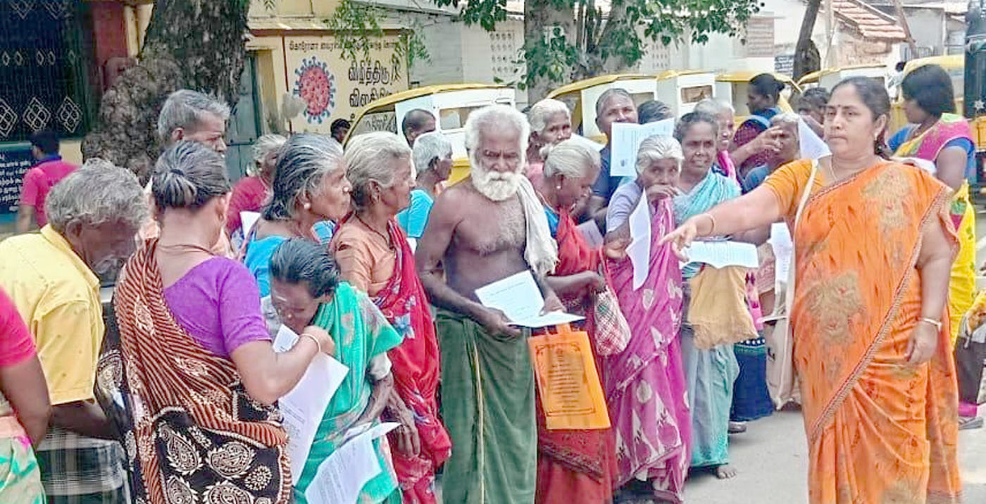 பாலையம்பட்டியில் நிறுத்தப்பட்ட 100 நாள் வேலையை வழங்கக் கோரி விதொச மனு அளித்து போராட்டம்
