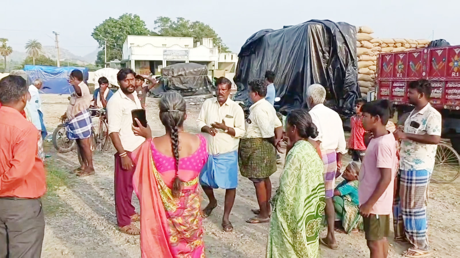 கொள்முதல் நிலையத்தில் 10 ஆயிரம் நெல் மூட்டை தேக்கம் விவசாயிகள் முற்றுகை