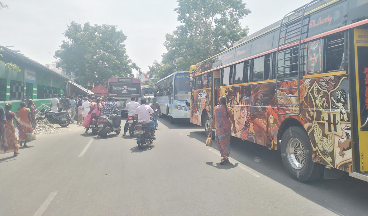 இட நெருக்கடியில் பேருந்து நிலையம்