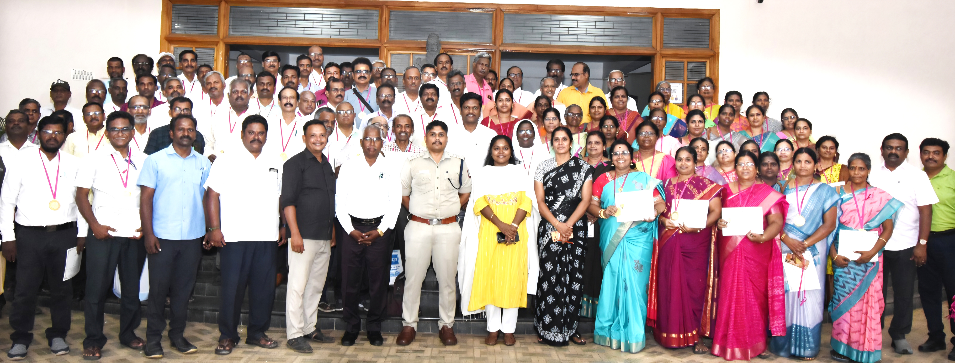 பிளஸ்-2 நூறு சதவீதம் தேர்ச்சி: பள்ளி தலைமை ஆசிரியர்களுக்கு பாராட்டு