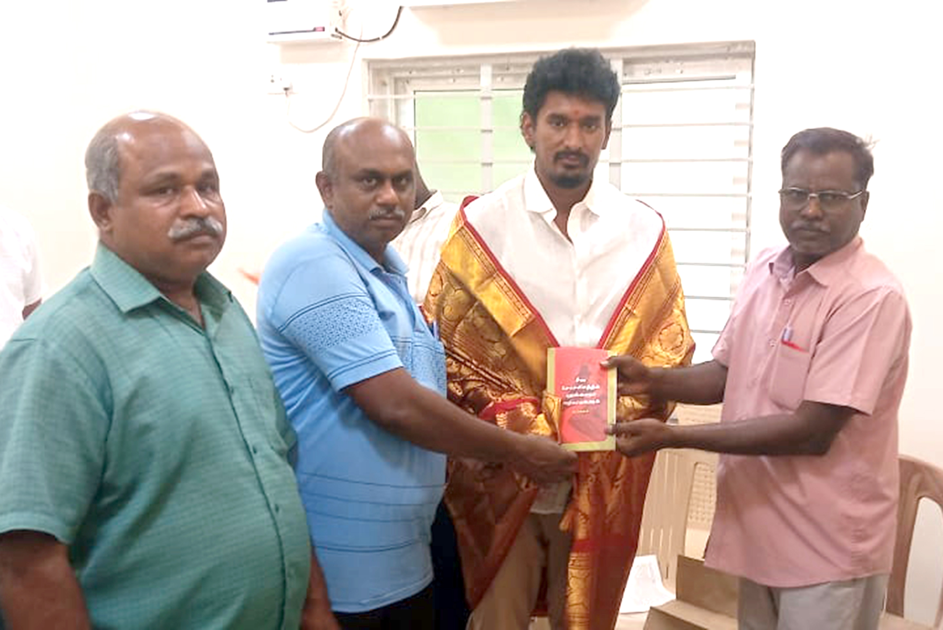 மின்சார பேருந்துகளை அரசே ஏற்று நடத்த வேண்டும், இளைஞர்களின்