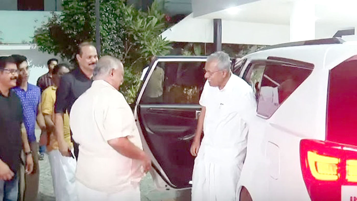 கேரள முதலமைச்சரும் வாடகை வீடும் சமூகவலைத்தளங்களில் வைரலாகும் பினராயி விஜயன்