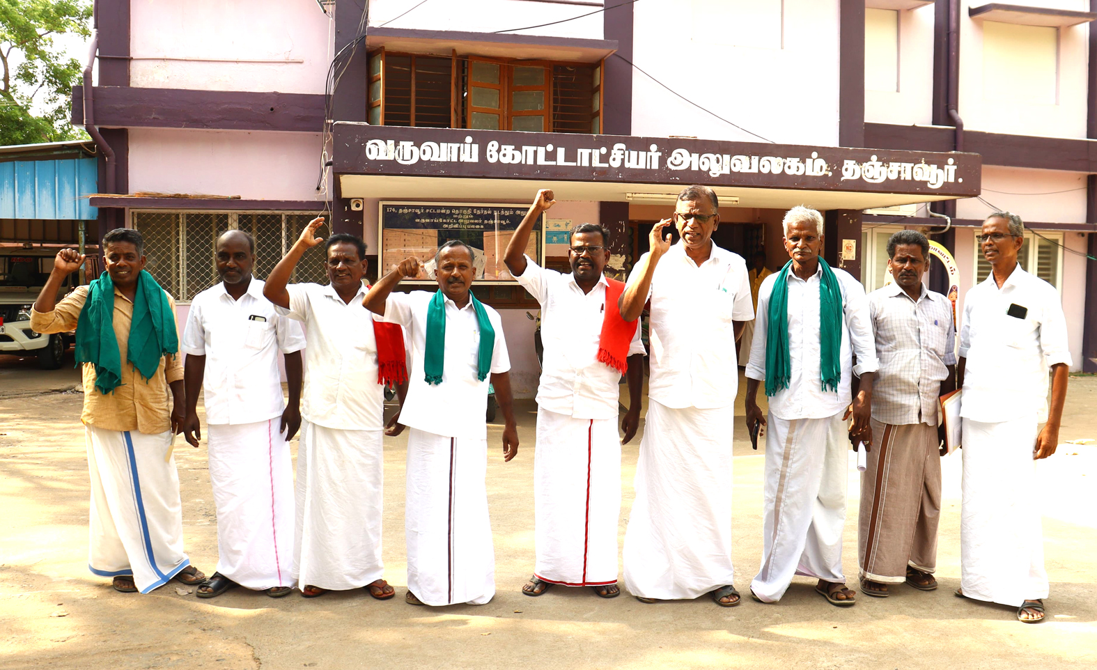 வாக்குறுதியின்படி பயிர்க்கடன் தள்ளுபடி கோரி குறை தீர் கூட்டத்தில் விவசாயிகள் வெளிநடப்பு