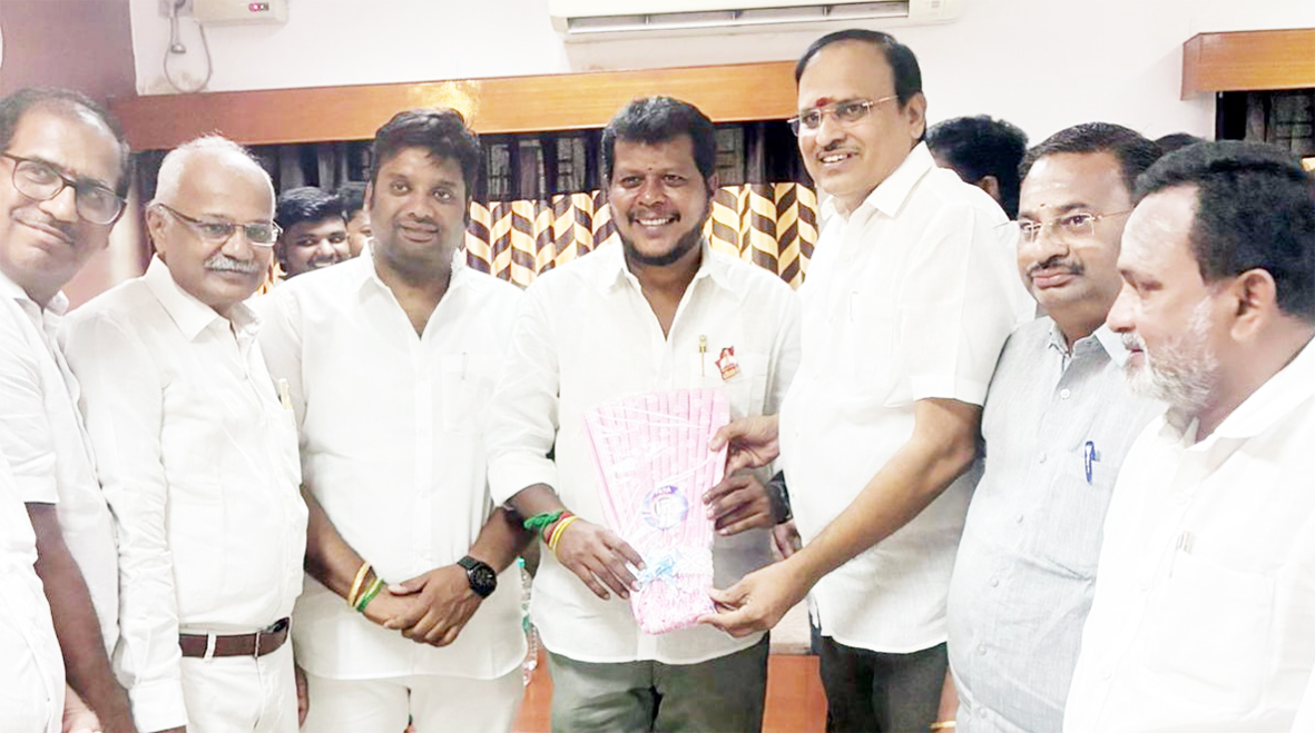 கைத்தறி, ஜவுளித்துறை அமைச்சராக பொறுப்பேற்ற