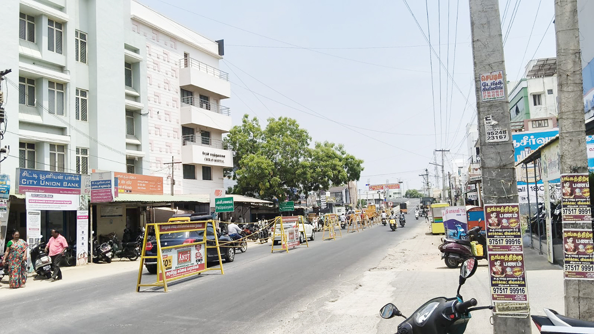 நகராட்சி சாலைக்கு தடுப்பு: பொதுமக்கள் அவதி