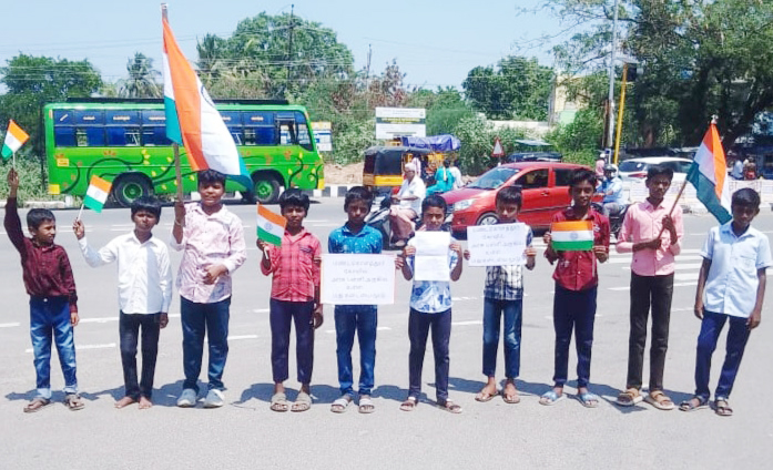 மதுபானக் கடையை அகற்றக்கோரி தேசியக் கொடியுடன் போராட்டம்