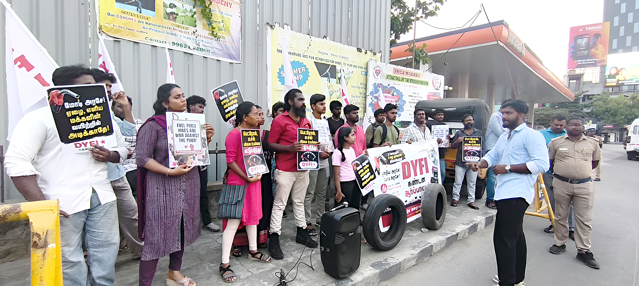 பெட்ரோல் டீசல் விலை உயர்வு: வாலிபர்கள் நூதன ஆர்ப்பாட்டம்