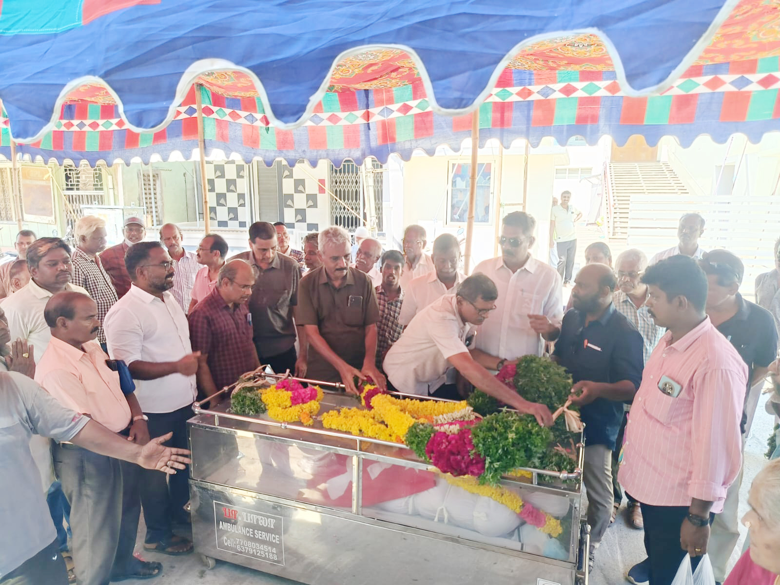 ஆயுள் காப்பீட்டு கழக ஊழியர் சங்க முன்னாள் தலைவர் டி.மணவாளன் காலமானார் அரசியல் கட்சித் தலைவர்கள், காப்பீட்டு ஊழியர்கள் அஞ்சலி