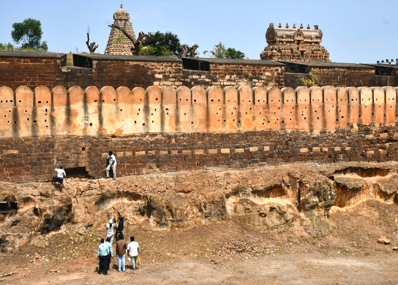 தஞ்சாவூர் பெரியகோவில் கோட்டை சுவர் சீரமைக்க இந்திய தொல்லியல்துறை அளவீடு