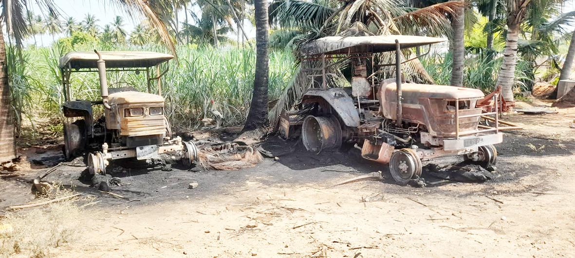 டிராக்டர்களுக்கு தீ வைப்பு