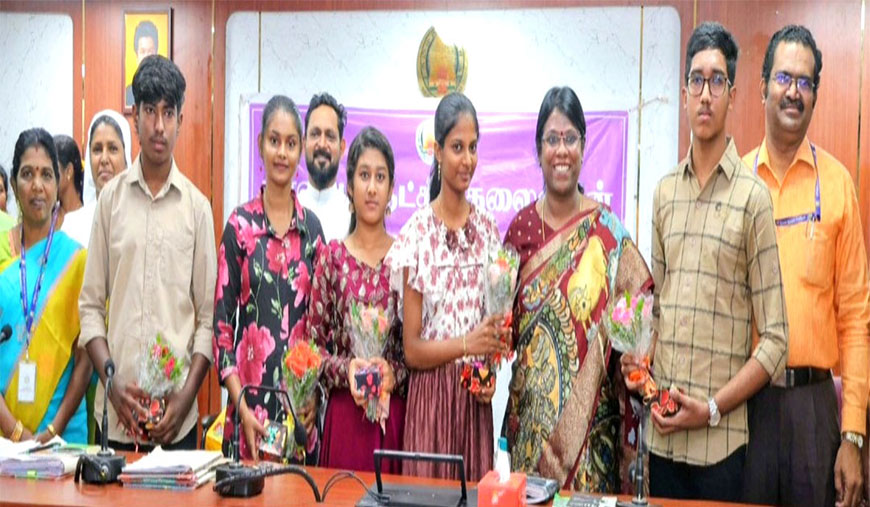 அதிக மதிப்பெண் பெற்ற மாணவ மாணவியர்களுக்கு குமரி மாவட்ட ஆட்சியர் பரிசு வழங்கி கவுரவிப்பு
