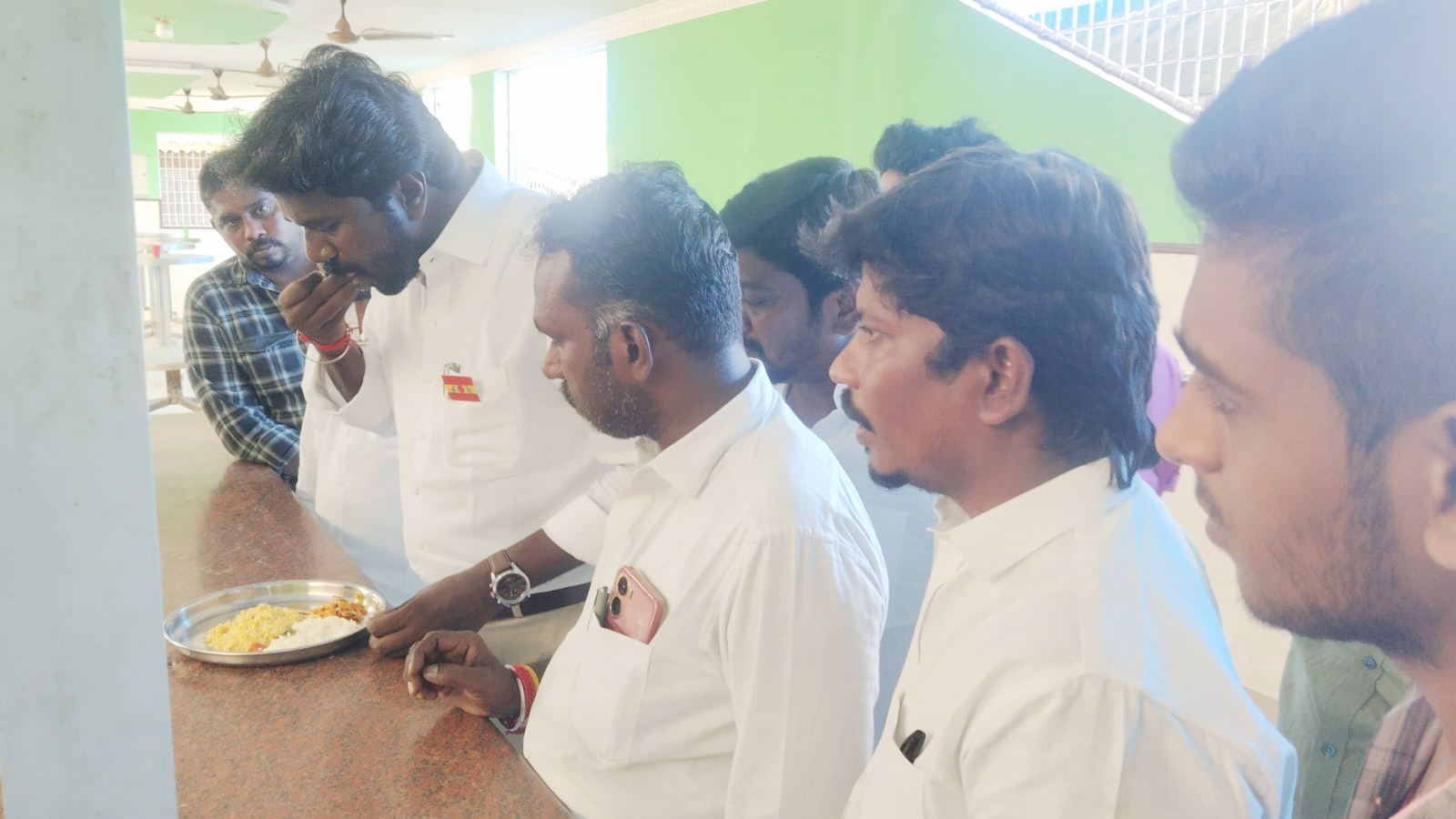 கள்ளக்குறிச்சி அம்மா உணவகத்தில் எம்.எல்.ஏ அருள் விக்னேஷ் திடீர் ஆய்வு நகராட்சி அதிகாரி மீது பணியாளர்கள் புகார்!