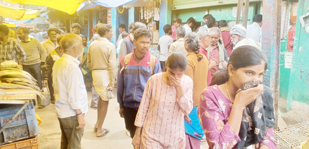 மக்கள் நடமாட்டம் அதிகமுள்ள பகுதியில் மதுக்கடை வியாபாரிகள், பொதுமக்கள் கடும் அவதி