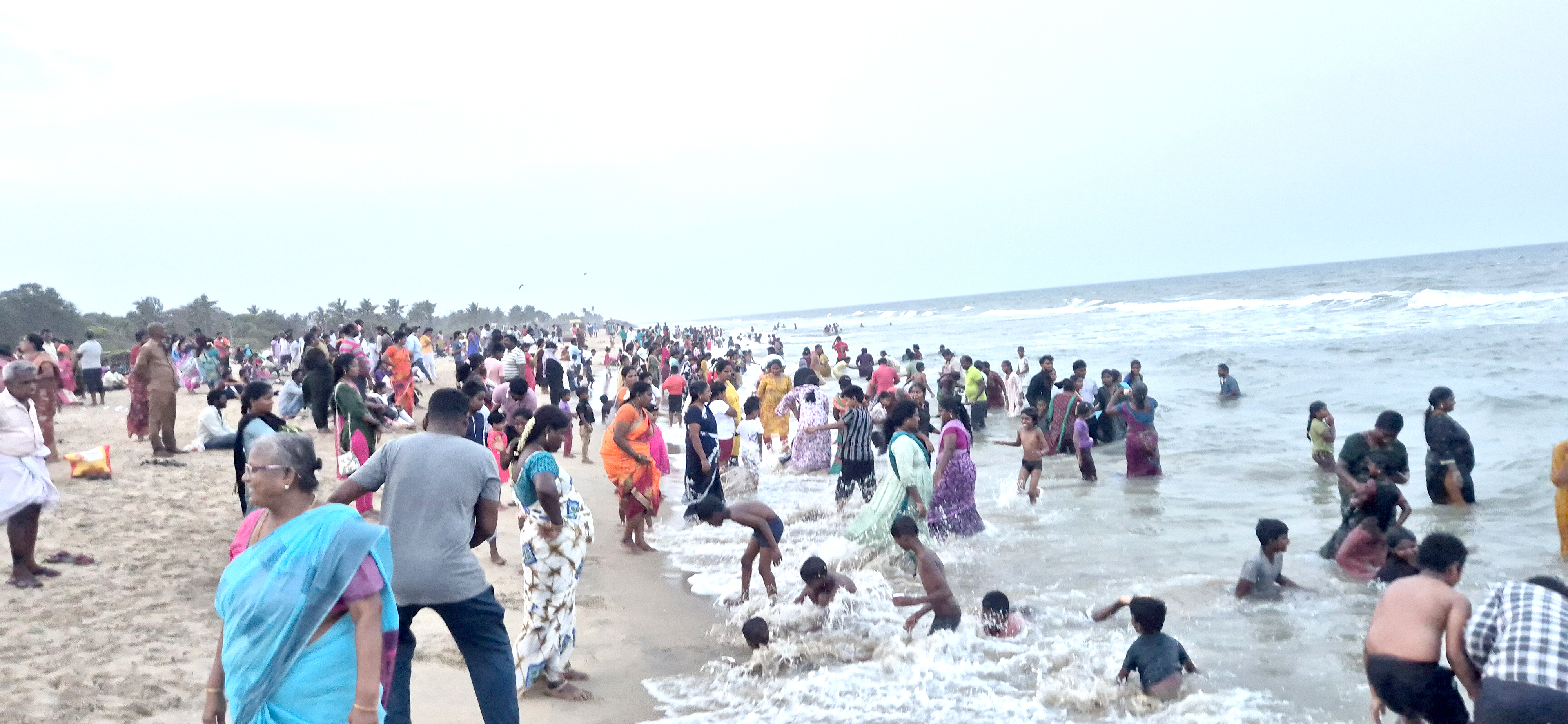கோடை வெயில்: கடலூரில் கடலில் மகிழ்ந்த பொதுமக்கள்
