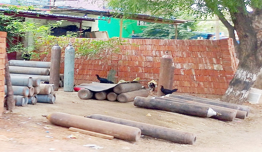 விருதுநகரில் சாலையோரத்தில் ஆக்சிஜன் சிலிண்டர்கள் பாதுகாப்பாக வைக்க நடவடிக்கை எடுத்திட கோரிக்கை