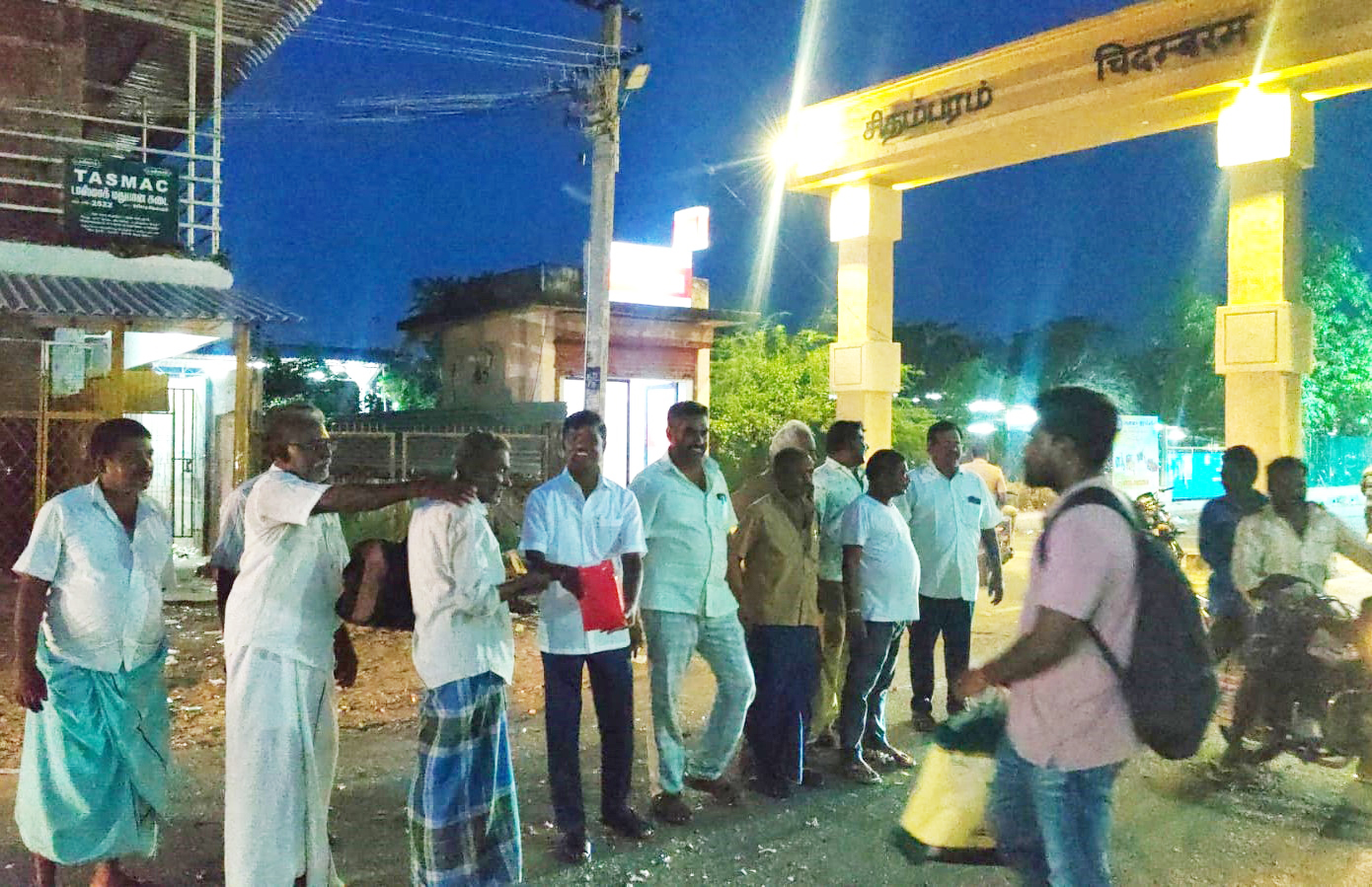 சிதம்பரம் ரயில் நிலைய வாயில் மது கடை மூடப்பட்டது பொதுமக்கள் இனிப்புகள் வழங்கி கொண்டாட்டம்