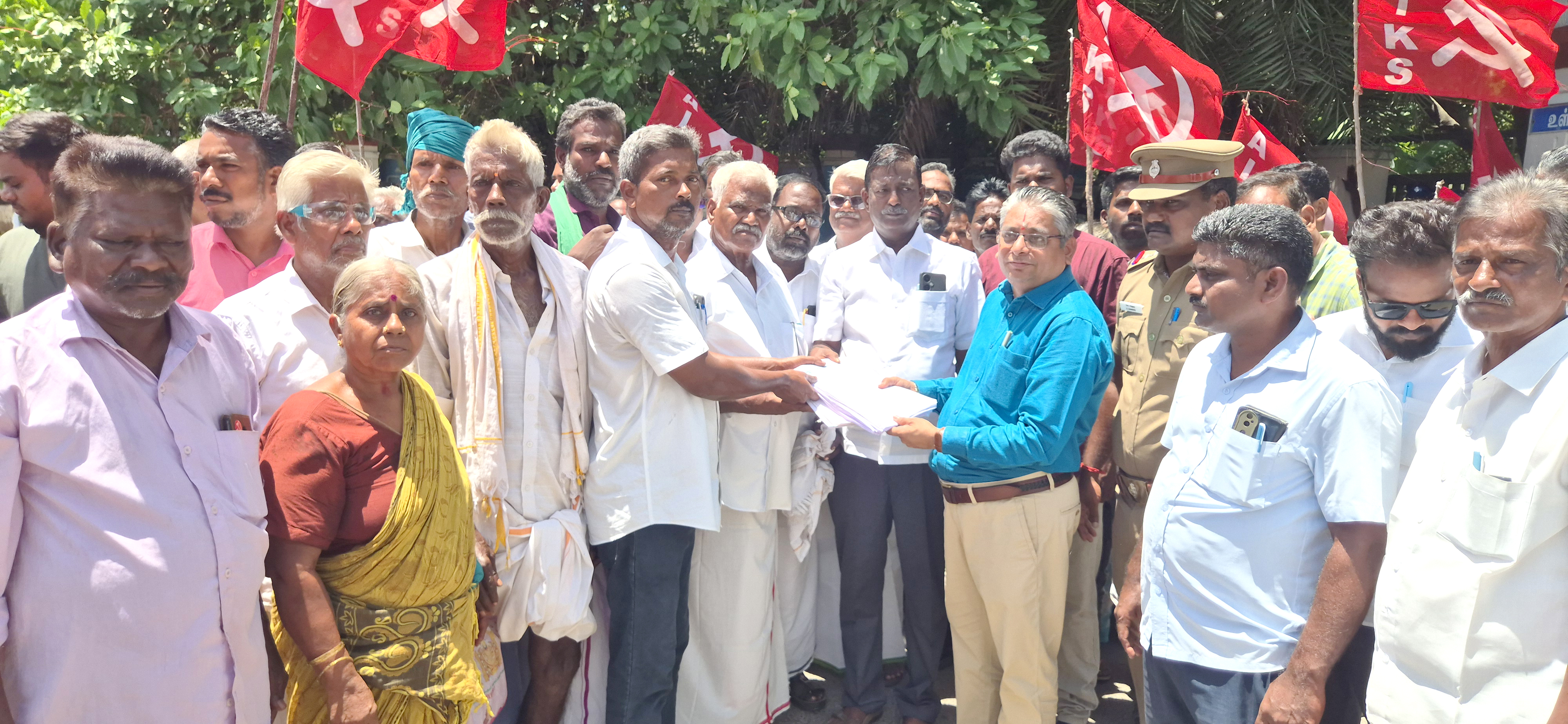 கடலூரில் நிலப் பட்டா கோரி விவசாயிகள் ஆட்சியரிடம் மனு கொடுக்கும் போராட்டம்!