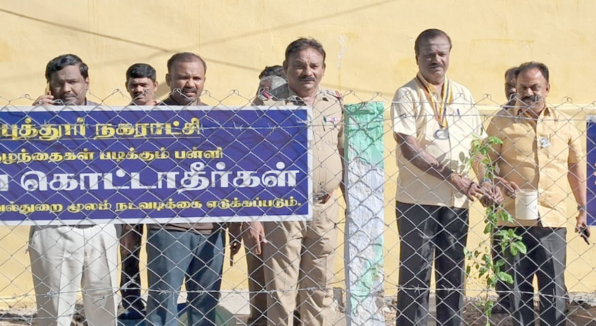 திருவில்லிபுத்தூரில் பள்ளி முன் நடப்பட்ட மரக்கன்றுகள் குப்பை கொட்டுதலை தடுக்க கண்காணிப்பு கேமரா
