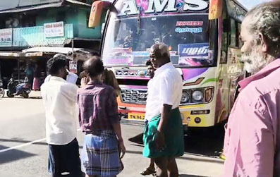 கூடுதல் கட்டண வசூலை கண்டித்து தனியார் பேருந்தை பொதுமக்கள் முற்றுகை