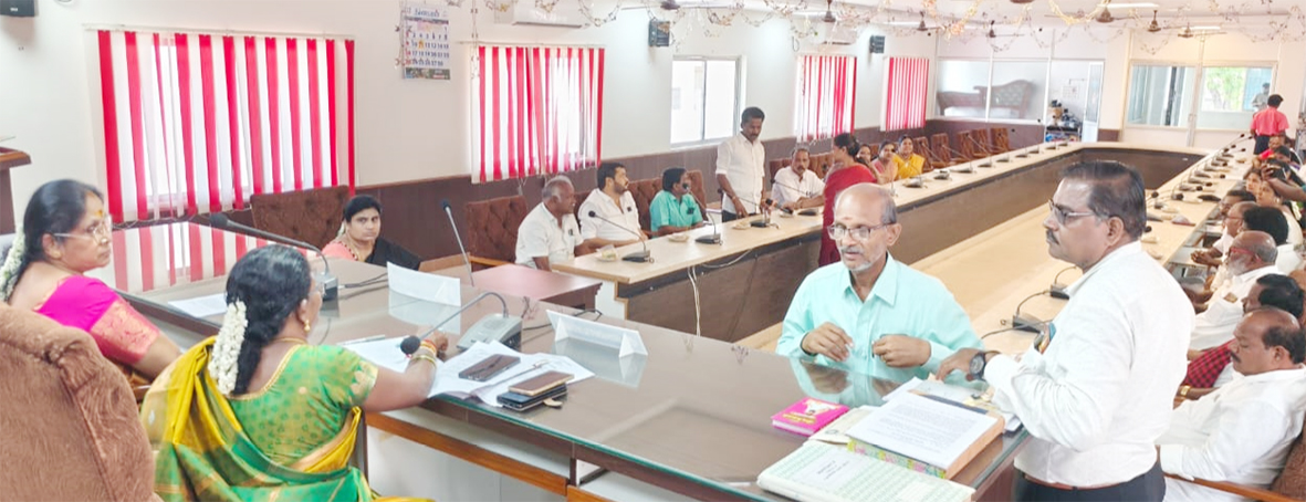 பேருந்து நிலையத்தில் நாய்களால் பயணிகள் அச்சம்: கவுன்சிலர்கள் புகார்