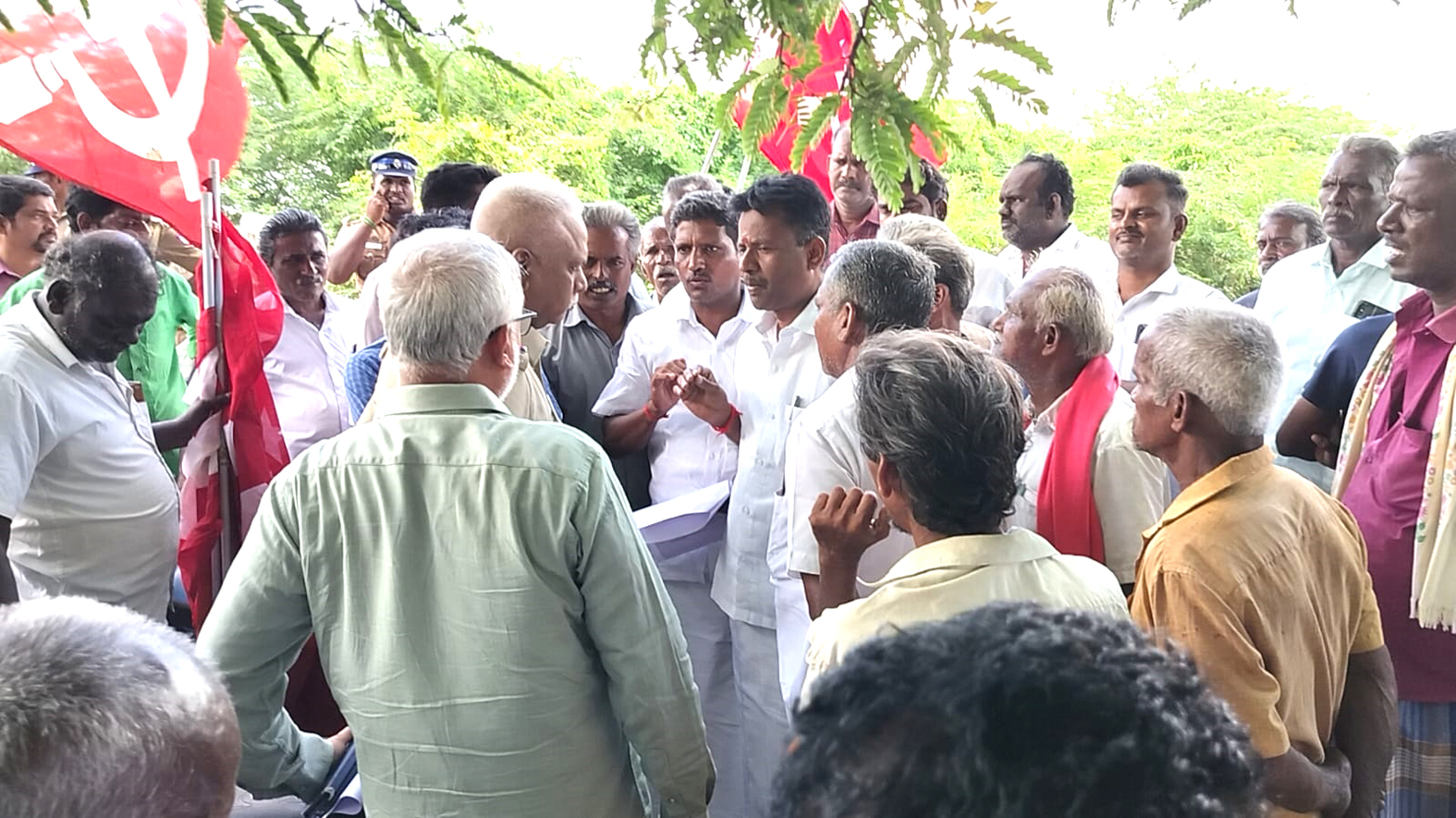 அரசுப் பள்ளி அருகே உள்ள மதுக்கடையை அகற்றக் கோரி முற்றுகை