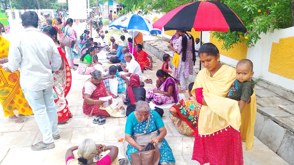 குறைதீர் கூட்ட மனுக்களுக்கு அதிக கட்டணம் வசூல்