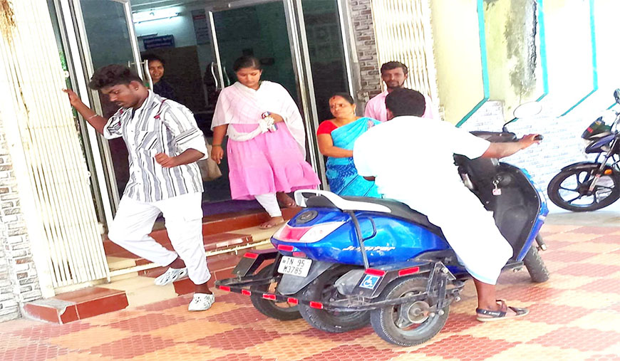 சாய்வு தளம் இல்லாததால் நல அலுவலகம் செல்லும் மாற்றுத் திறனாளிகள் அவதி