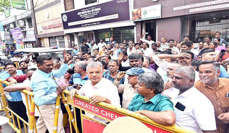 நீண்டகால சம்பள பாக்கியை கேட்டு சரவண பவன் ஊழியர்கள் போராட்டம்