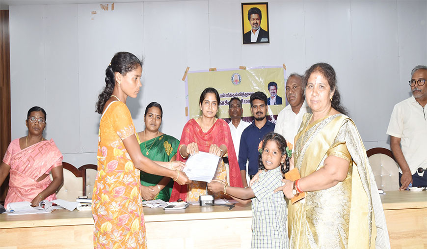 மாணவர்களுக்கு ரூ.7.50 லட்சம் காப்பீட்டுத் தொகை வழங்கிய ஆட்சியர் பத்மஜா